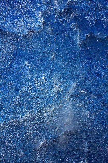 Texture de glace avec des bulles congelées et des fissures sur fond bleu foncé. Beau fond décoratif abstrait. Conception abstraite élégante pour les emballages, les cadeaux, les tissus, les textiles, l'ameublement. Modèle d'hiver.