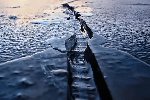 la texture de la glace fissure le baïkal, le fond abstrait de la glace d'hiver bleu transparent