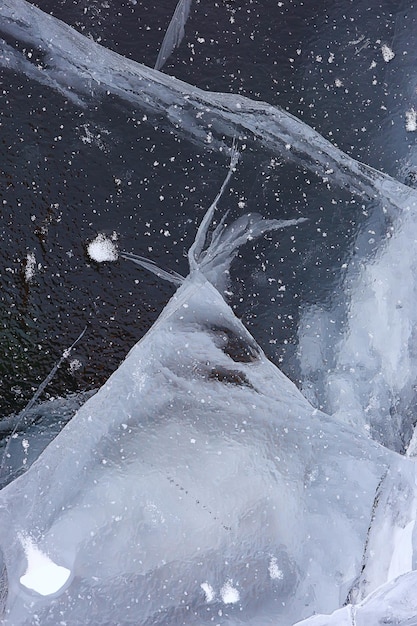 la texture de la glace fissure le baïkal, le fond abstrait de la glace d'hiver bleu transparent