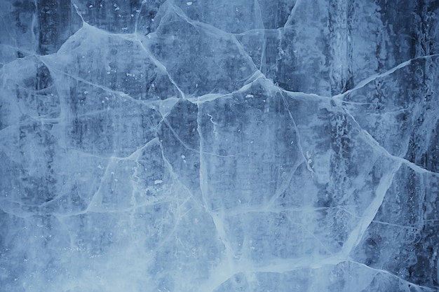 la texture de la glace fissure le baïkal, le fond abstrait de la glace d'hiver bleu transparent