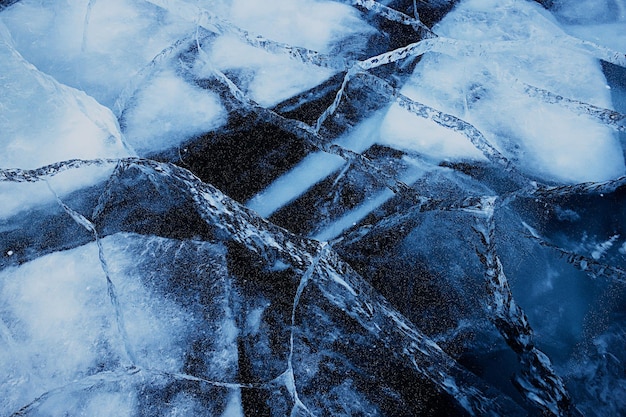 la texture de la glace fissure le baïkal, le fond abstrait de la glace d'hiver bleu transparent