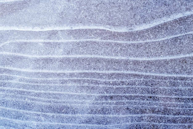 Texture de glace avec des fissures de glace légèrement recouvertes de neige