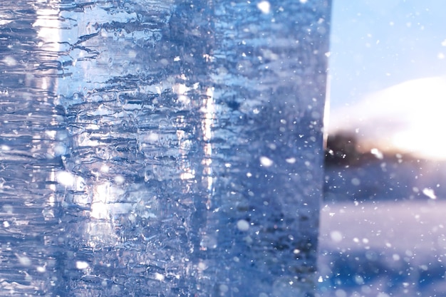 Texture de glace en hiver. Morceaux d'eau gelée dans une rue en hiver. La texture et la texture de l'eau gelée en hiver et à l'extérieur.