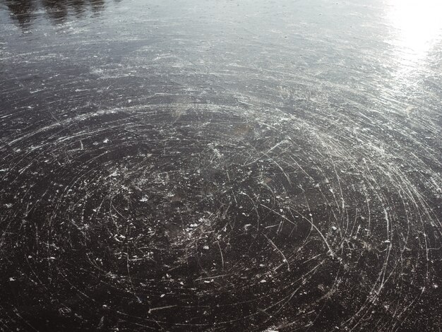 Texture de glace avec des marques des lames des patins dans un cercle