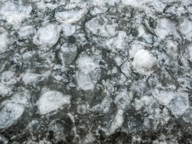 La texture de la glace sur la rivière