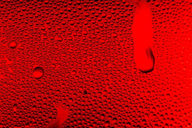 texture de goutte d'eau macro rougegouttes d'eau sur fond rouge