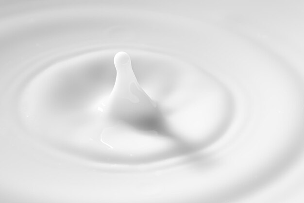 texture de goutte de lait macro, éclaboussures de lait ou de liquide blanc avec ondulation circulaire