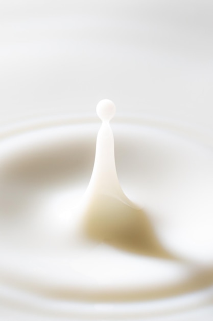 Photo texture de goutte de lait macro, éclaboussures de lait ou de liquide blanc avec ondulation circulaire