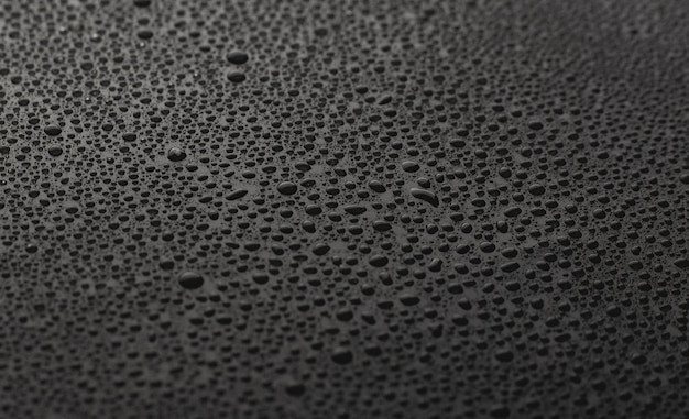 La texture des gouttes d'eau sur fond noir