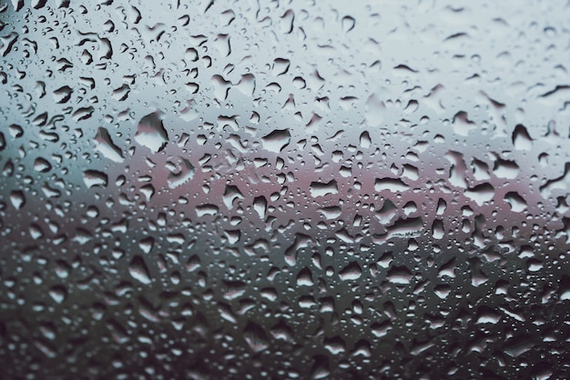 Texture des gouttes de pluie sur le verre