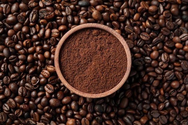 Texture des grains de café avec un bol de poudre, Close up