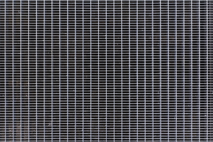 Photo texture de grilles de sol en métal. motif abstrait en métal argenté.
