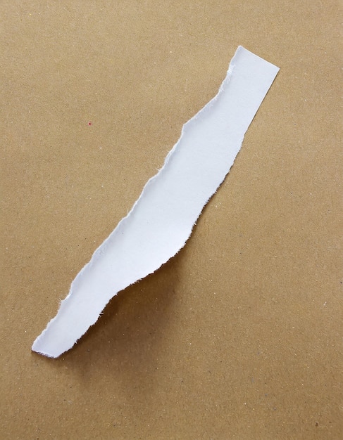 Photo texture en gros plan d'un morceau de papier pour le texte d'un document sur fond de papier brun