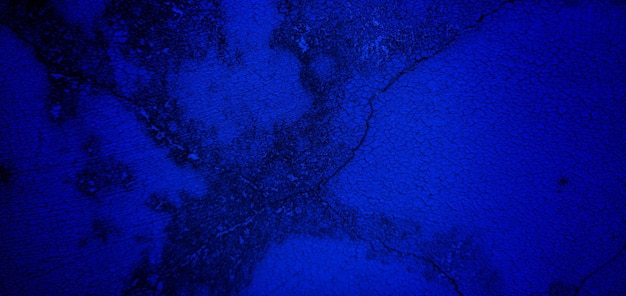 Texture grunge bleu foncé effrayant pour le concept d'horreur de mur bleu foncé de fond