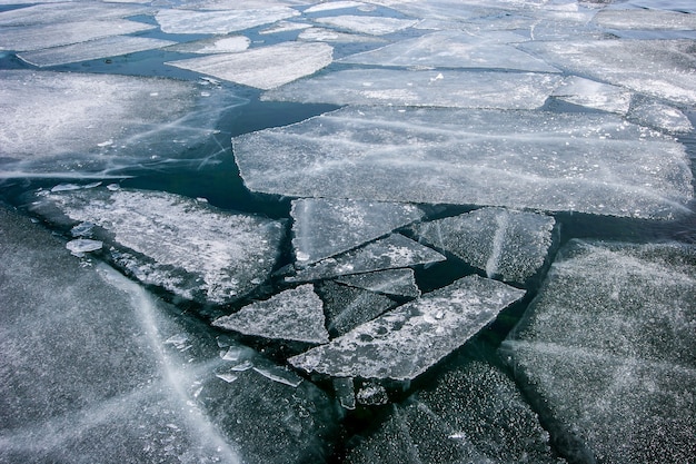 Texture d'hiver avec des morceaux de glace flottant sur l'eau