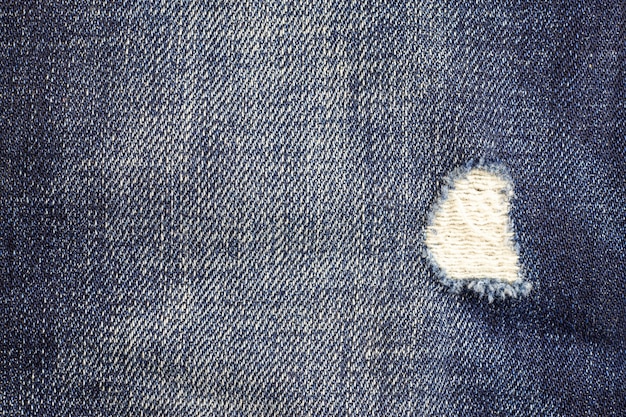 Texture de jeans en denim déchiré bleu