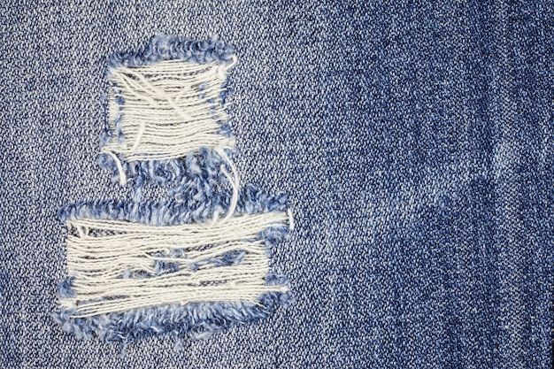 Texture de jeans en denim déchiré bleu