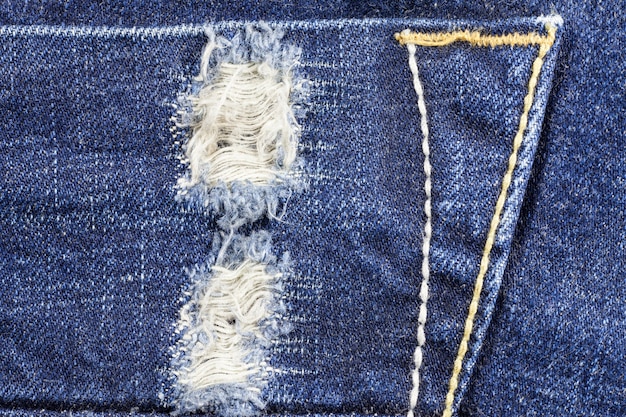 Texture de jeans en denim déchiré bleu