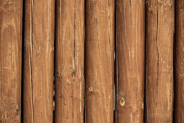 La texture des journaux. Mur d'une maison rurale en rondins de bois avec noeuds. Fond en bois, espace copie.