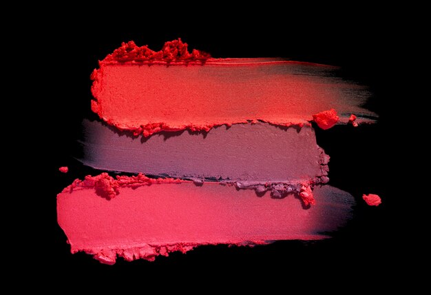 Texture mate de rouge à lèvres tachée de fond isolé noir