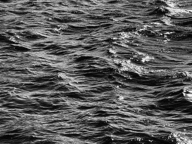 La texture de la mer et le concept de nature côtière l'eau de mer comme fond de surface monochrome noir et blanc