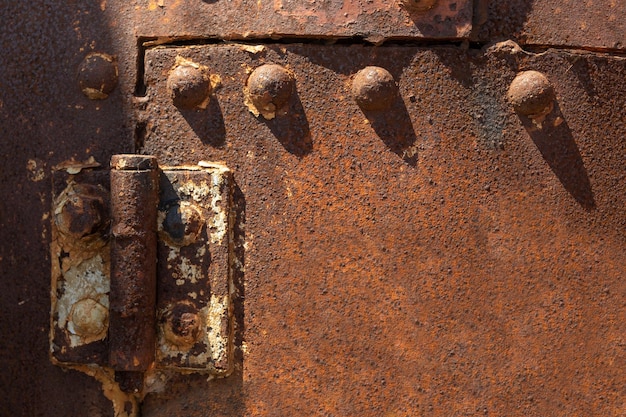 Texture en métal patiné rouillé avec bannière de fond de rivets en acier avec espace de copie