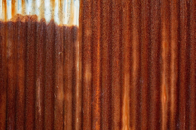 Texture métallique avec mur de rouille à rayures et fissures