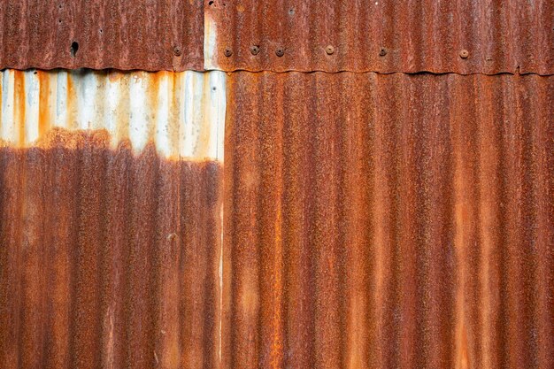 Texture métallique avec mur de rouille à rayures et fissures