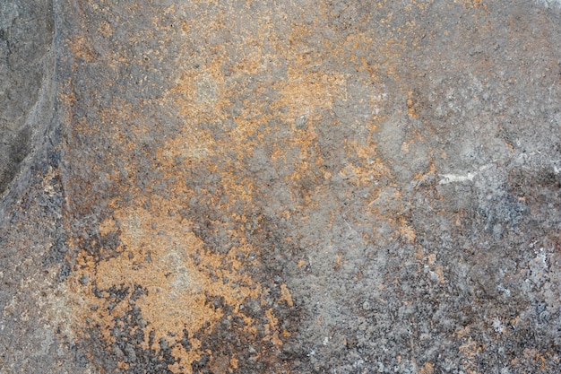 Texture métallique rouillée sur une surface de pierre altérée