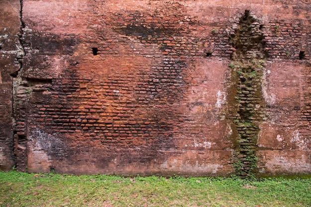 La texture de modèle de grunge de mur de brique de vieux bâtiment historique peut être employée comme fond d'écran