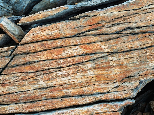 Texture de montagne en couches. Texture de pierre. Coupe transversale de roches. Couches géologiques. Couches colorées de pierres dans la section du mont, différentes formations rocheuses et couches de sol.