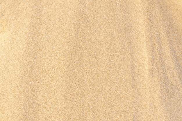 Texture de motif de sable sur la plage tropicale. Sable brun pour le fond. Fermer.