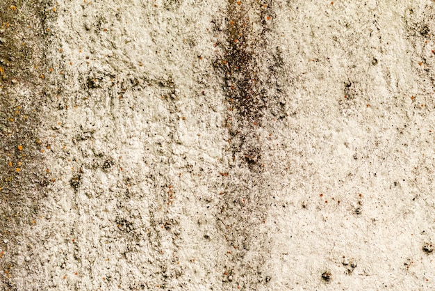 Texture d'un mur de béton avec des fissures et des rayures qui peuvent être utilisées comme arrière-plan