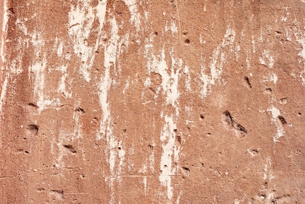 Texture d'un mur de béton avec des fissures et des rayures