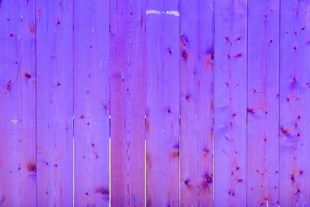 Texture de mur en bois ancien peint en violet de planche de bois violet fond rose horizontal