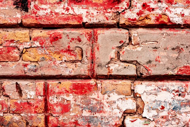 Texture d'un mur de briques avec fond de fissures et rayures