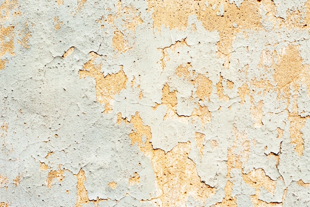 Texture, mur, fond de béton. Fragment de mur avec rayures et fissures