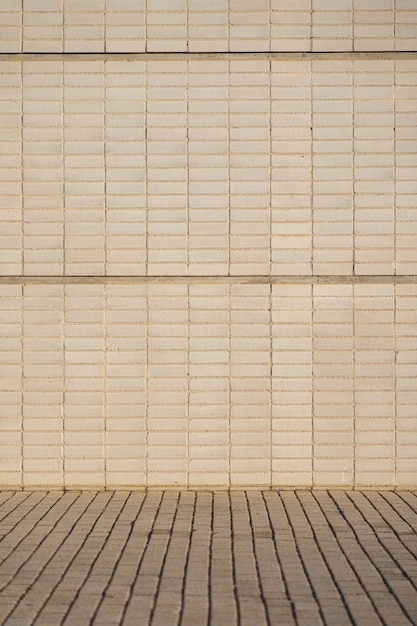 Texture d'un mur de pierre avec des briques beiges dans la rue le matin modèle de mur décoratif comme