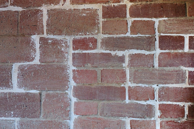 Texture de mur de poêle en brique avec de l'argile blanche entre eux