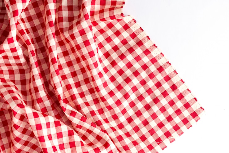 Photo texture de nappe rouge sur fond blanc