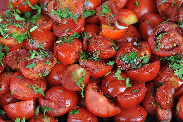 Texture naturelle de tomates rouges fraîches tranchées avec persil et sauce soja préparées pour griller