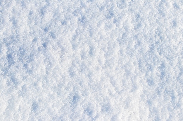 Texture de neige un jour ensoleillé, fond d'hiver