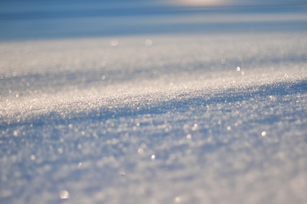 Texture de paillettes de neige en motif soleil. Noël, nouvel an, matin avant les vacances. Fond de Noël.