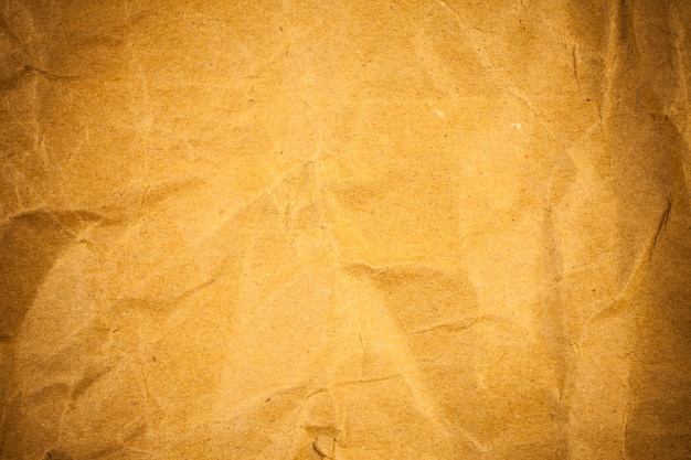 Texture de papier brun froissé.