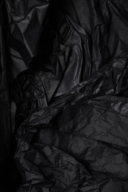 Texture de papier froissé noir avec espace de copie