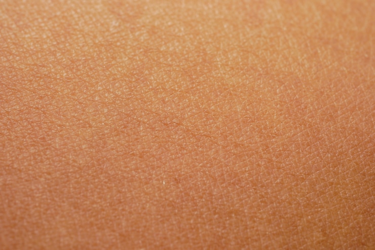 Photo texture de la peau. peau foncée de macro de main de femme. fond de texture de peau humaine