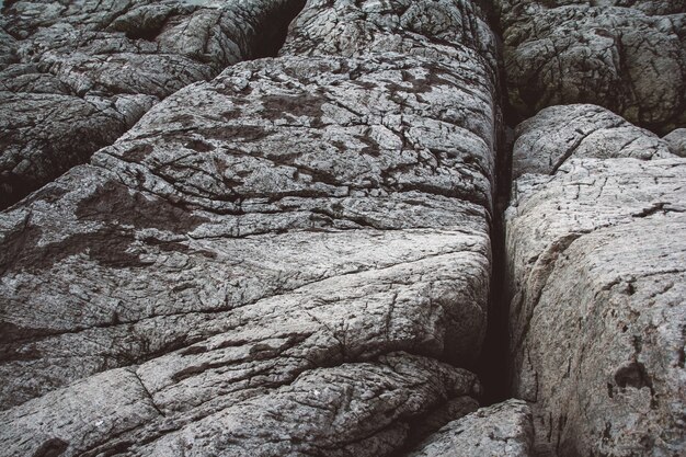 La texture de la pierre abstraite des vagues s'érode, fond de nature. Vue de dessus. Espace de copie. Peut être utilisé comme bannière.