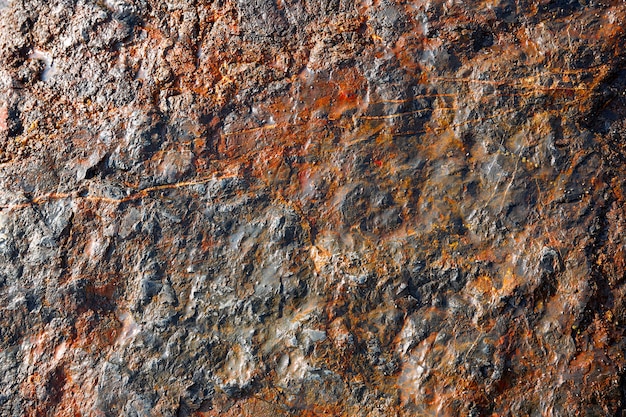 Texture de la pierre sur le rivage avec du rouge