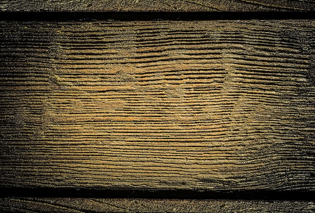 Texture de planche brune en bois avec des rayures noires.