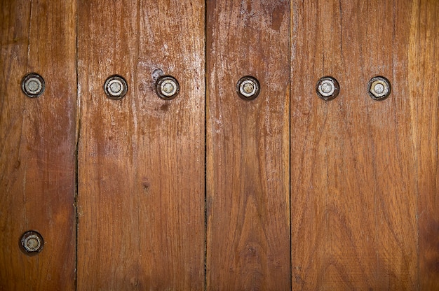 Texture des planches de bois foncé avec vis apparentes